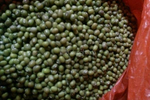 绿豆粥的做法图解1