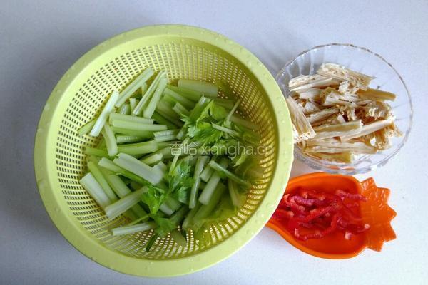 芹菜炒腐竹的做法图解1