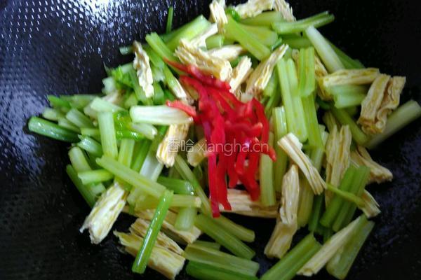 芹菜炒腐竹的做法图解4