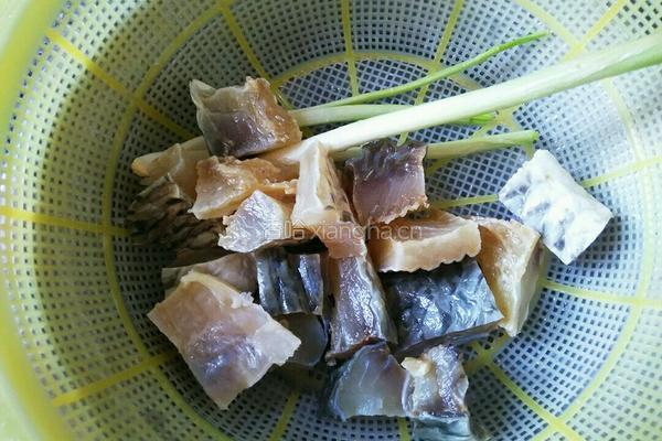 红烧腊鱼的做法图解1