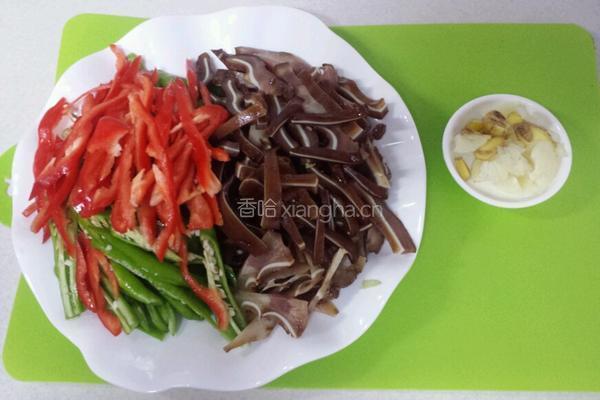 尖椒炒猪耳根的做法图解1