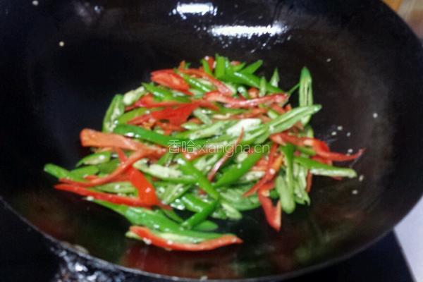 尖椒炒猪耳根的做法图解3