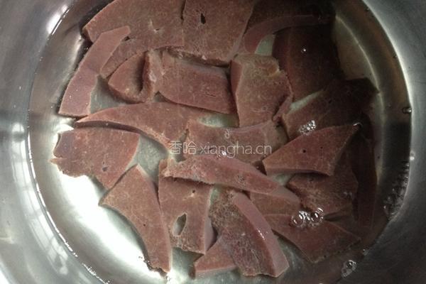 蒲公英猪肝汤的做法图解2