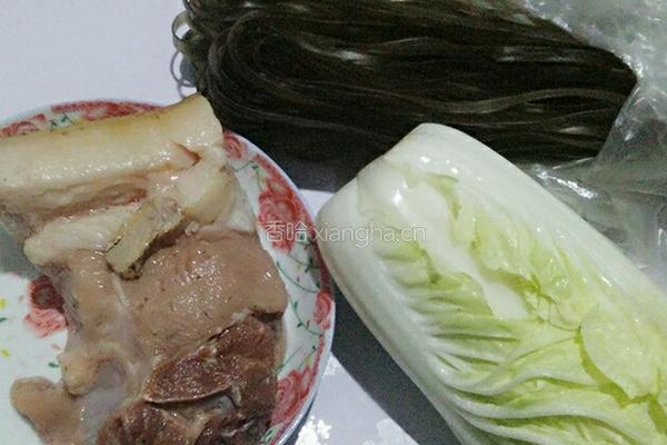 大白菜炖粉条的做法图解1