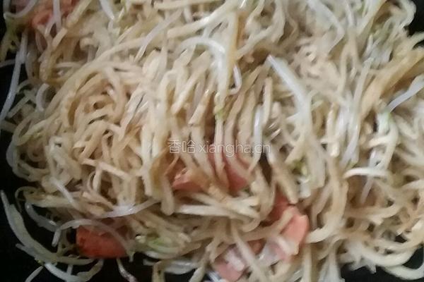 绿豆芽香肠炒饼丝的做法图解3