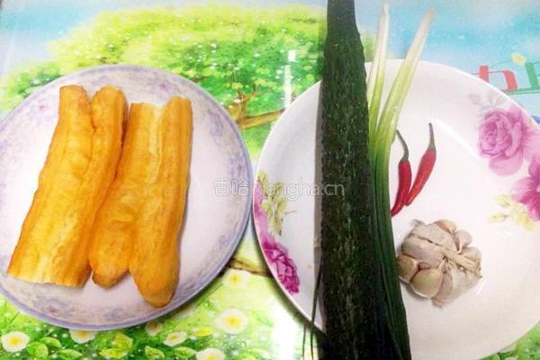 油条拌黄瓜的做法图解1