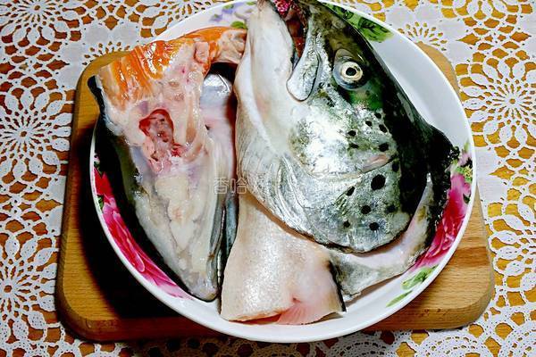 三文鱼头豆腐汤的做法图解1