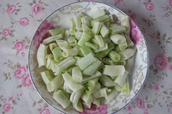 红烧肉炖豆角的做法图解1