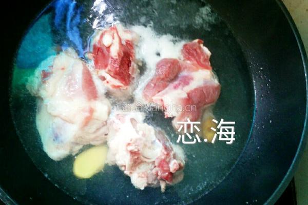 胡萝卜玉米筒骨汤的做法图解2