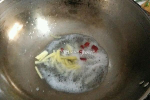 青椒洋葱炒腊肉的做法图解3
