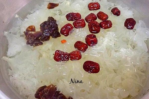 蜜汁银耳红枣莲子枸的做法图解5