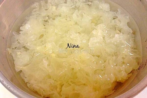 蜜汁银耳红枣莲子枸的做法图解3