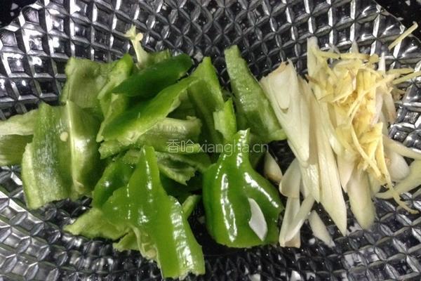 红烧青椒肥肠的做法图解8