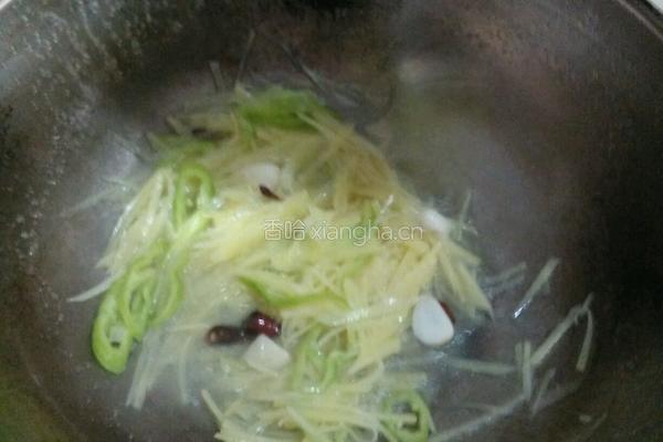 干煸黄金土豆丝的做法图解4