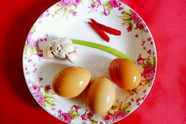 小菜凉拌蒜泥鸡蛋的做法图解1