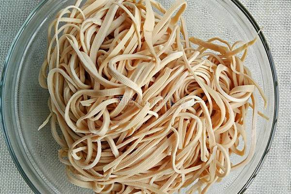 凉拌卤豆腐皮的做法图解1