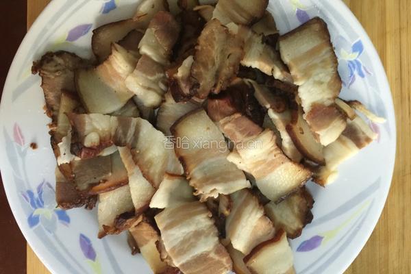 青椒炒腊肉的做法图解1