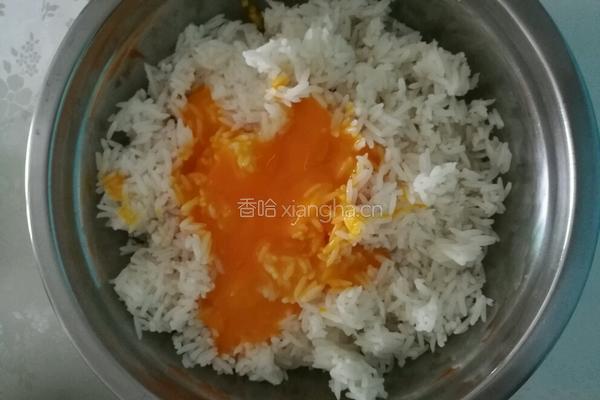 蛋黄爱上炒米饭的做法图解3