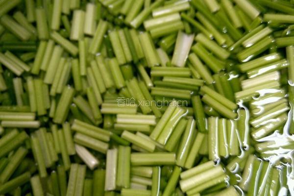 土豆条烧芹菜的做法图解1