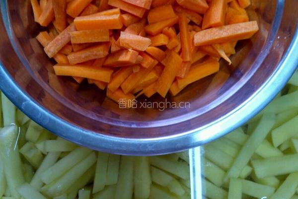 土豆条烧芹菜的做法图解2