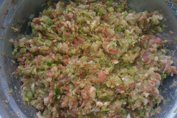  猪肉芹菜水饺的做法图解3