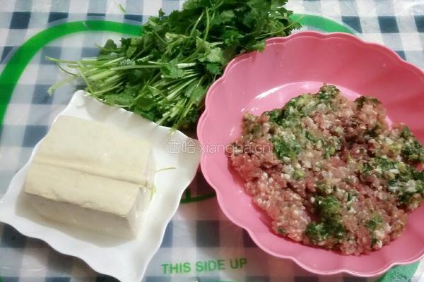 香菜水汆丸子的做法图解1