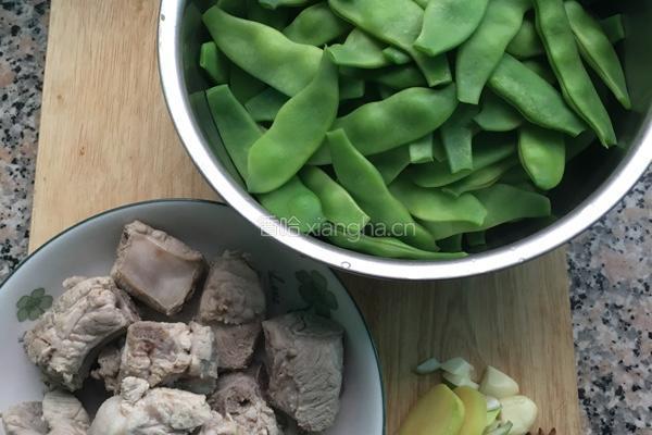东北油豆角炖排骨的做法图解1