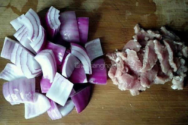 孜然圆葱炒肉片的做法图解1