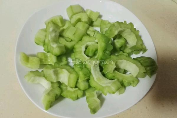 苦瓜排骨黄瓜汤的做法图解3