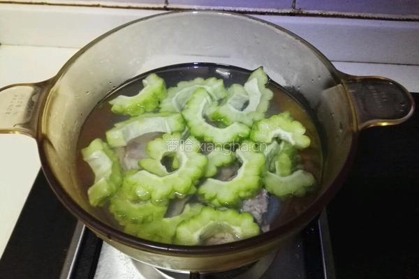 苦瓜排骨黄瓜汤的做法图解5