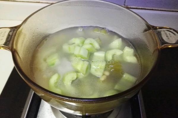 苦瓜排骨黄瓜汤的做法图解6