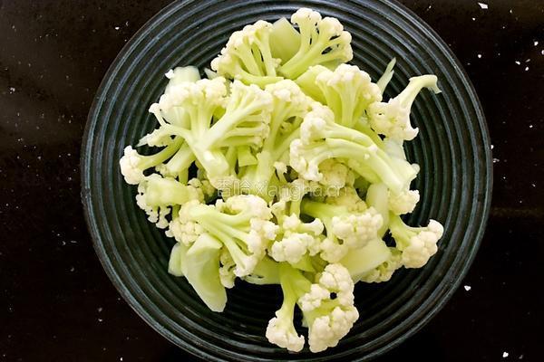 干煸腊味菜花的做法图解3