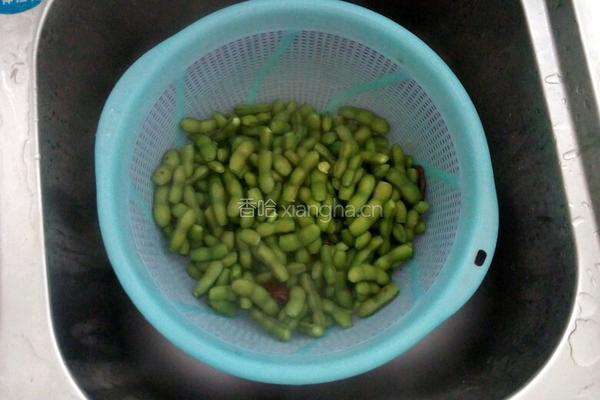 凉拌麻辣毛豆的做法图解1