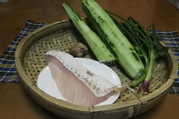 丝瓜腕鱼汤的做法图解1