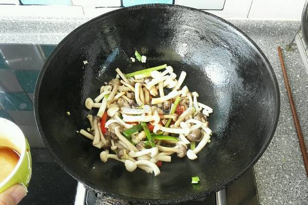 双椒炒蟹味菇的做法图解6