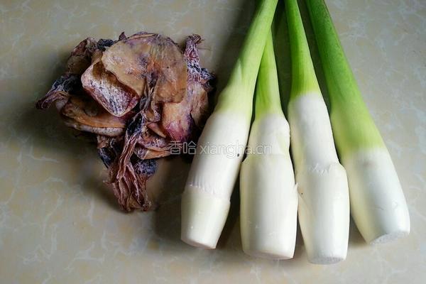 茭白炒墨鱼干的做法图解1