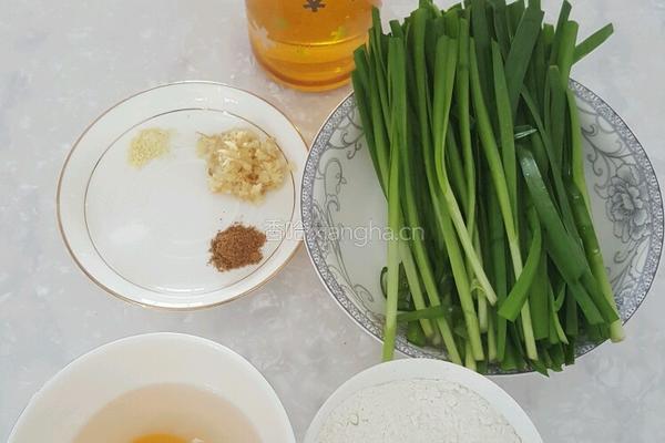 鸡蛋韭菜盒子的做法图解1