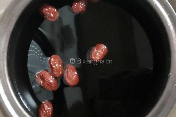 黑米红枣粥的做法图解2