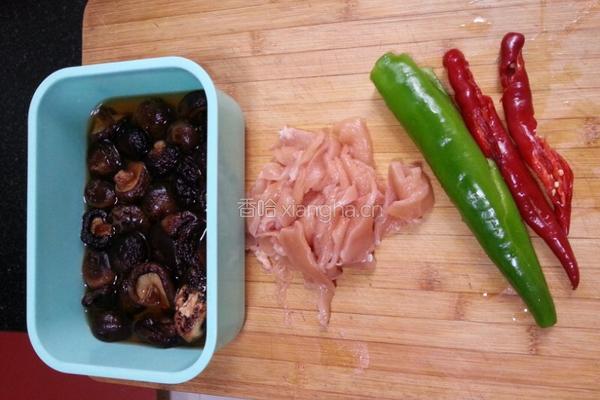 香菇鸡脯肉的做法图解1