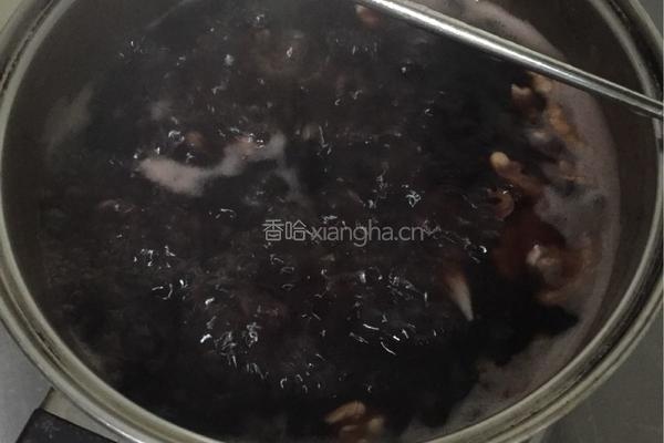 黑米粥的做法图解2