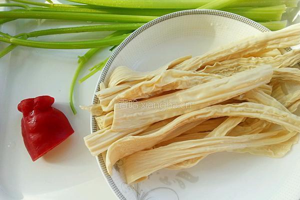 腐竹炒芹菜的做法图解1
