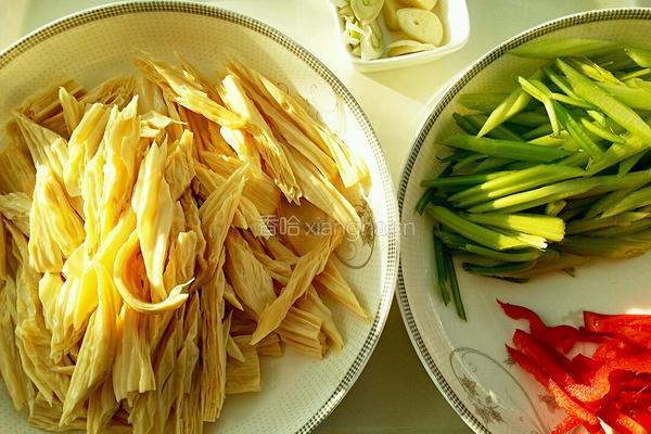 腐竹炒芹菜的做法图解3