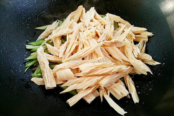 腐竹炒芹菜的做法图解6
