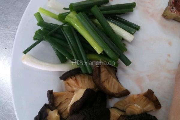 蒜子焖塘鲺的做法图解2