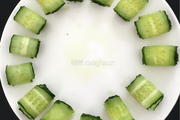 青瓜拌黑木耳的做法图解3