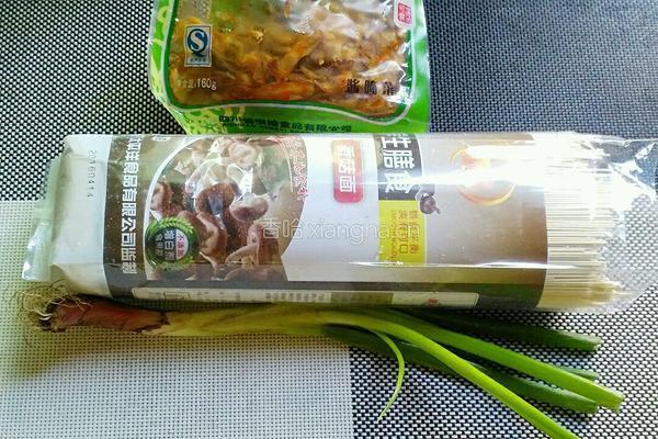 榨菜拌面的做法图解1