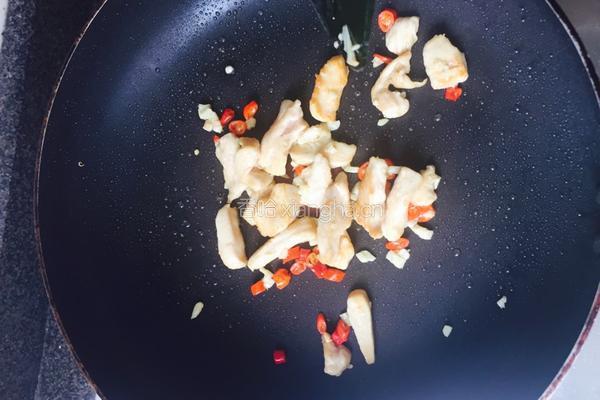 蒜苔炒鸡胸肉的做法图解5