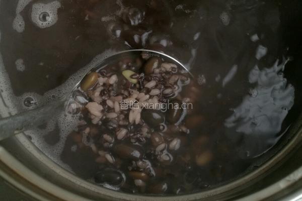 黑豆核桃粥的做法图解4