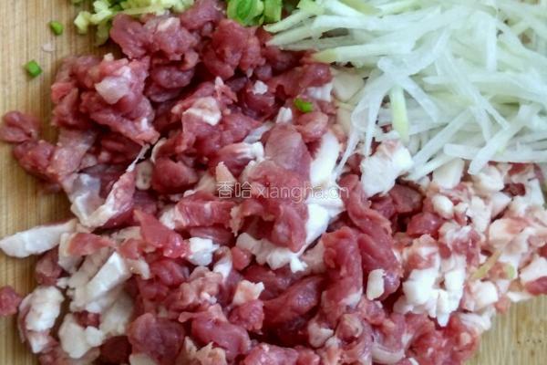 虾仁牛肉萝卜丸子汤的做法图解3