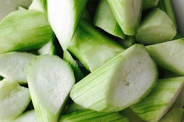 淡菜烧丝瓜的做法图解2